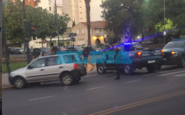 Otro sábado accidentado en La Plata: una camioneta se estrelló contra el semáforo de 1 y 51